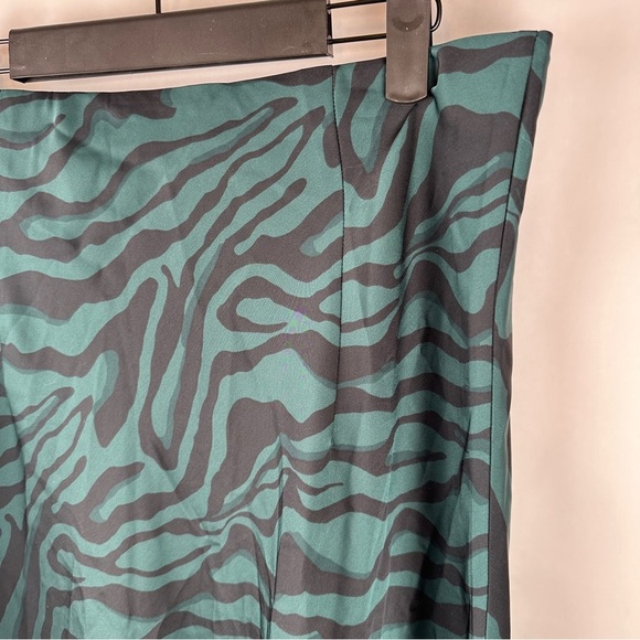 J. Crew Green and Black Animal Print Midi Skirt | US Size Medium - Picture 3 of 9